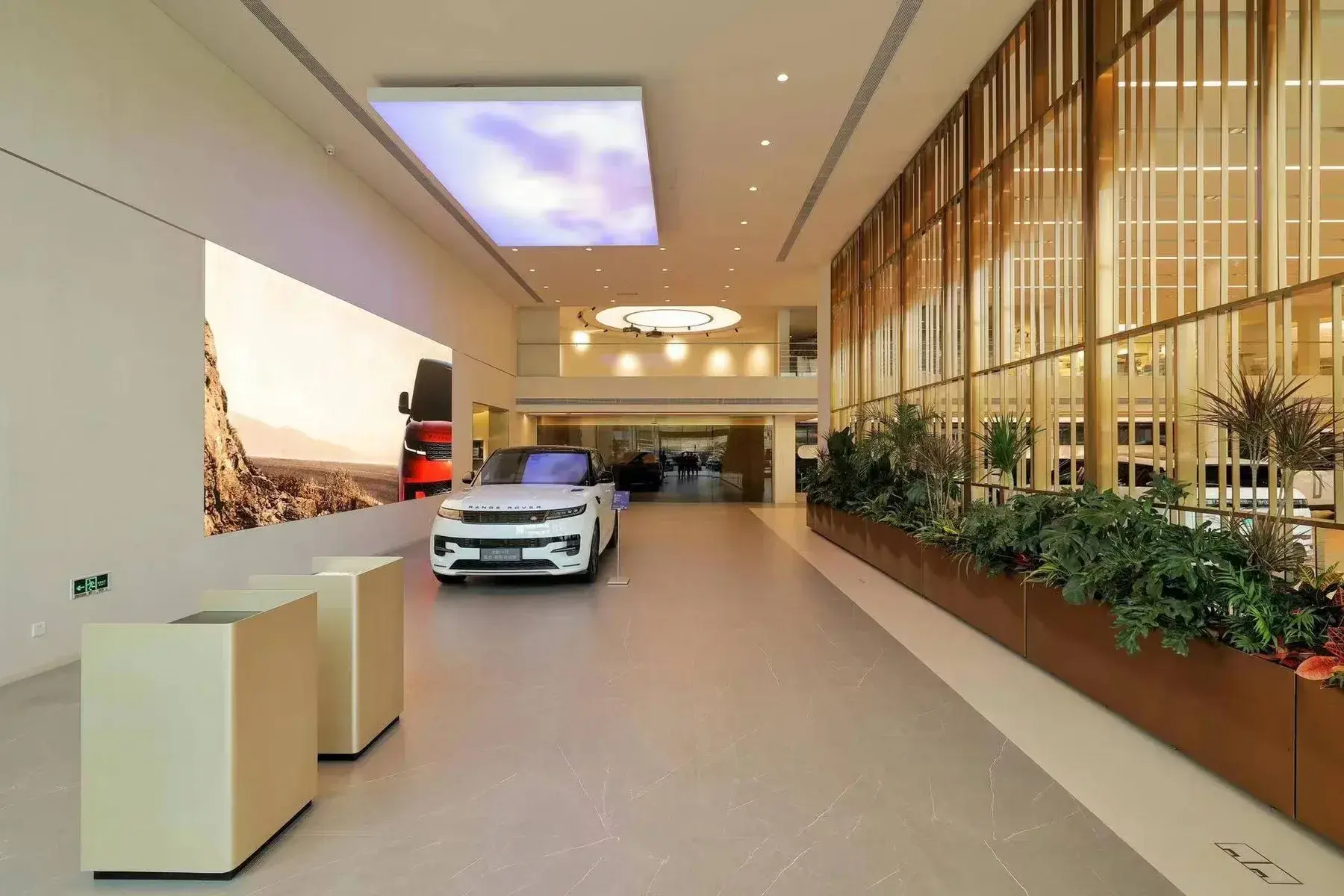 Range Rover шоурум — премиум дэлгэцийн шүүгээ.